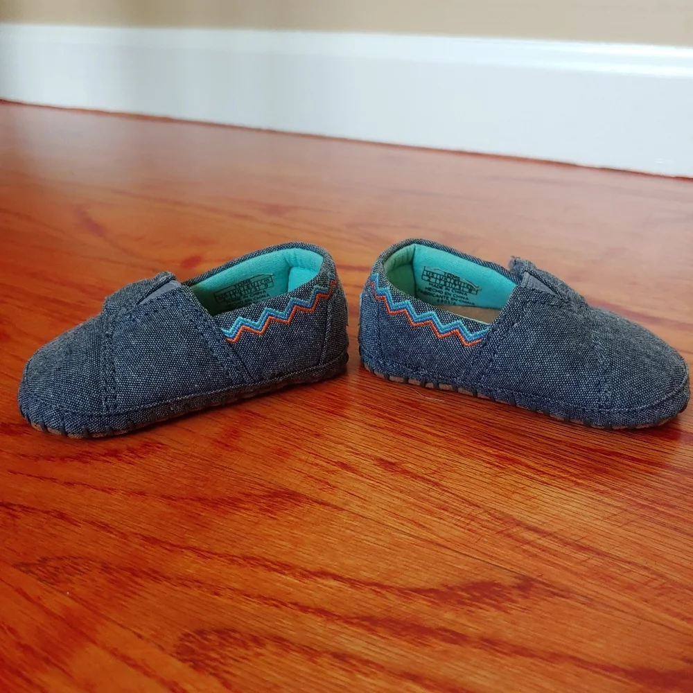 Toms Crib Shoes Baby Infant Size 2 Denim Fabric Soft Soles Hook And Loop Closure